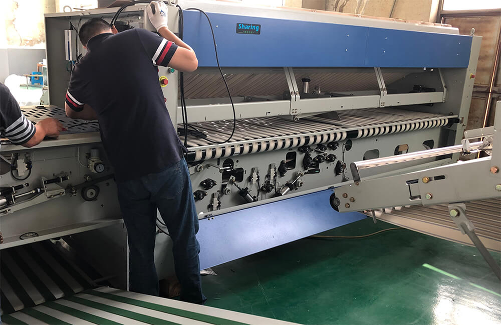 4 Lanes 3300mm Bed Sheet Folder With Stacker Shipped To UK Customer